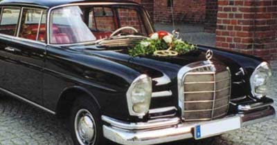 Mercedes 220 SE Hochzeit verzierte blaue Mercedes 220 SE Oldtimer Limousine vor dem Rathaus